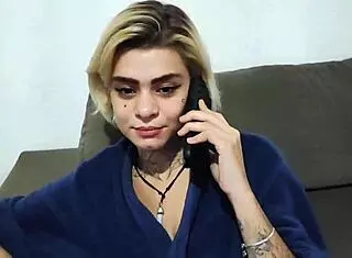 Chamei o eletricista para me ajudar com a tv e paguei com sexo