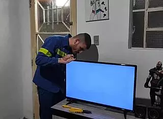 Chamei o eletricista para me ajudar com a tv e paguei com sexo