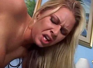 Rubia en Lencería Recibe el Culo Empotrado Fuerte