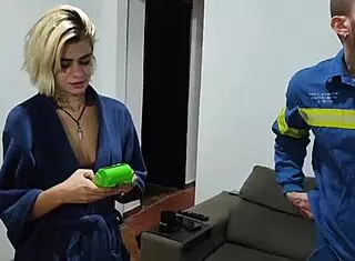 Chamei o eletricista para me ajudar com a tv e paguei com sexo