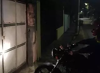 Chamei o eletricista para me ajudar com a tv e paguei com sexo