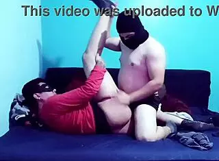 hetero se pone caliente cuando visita a su amigo gay y termina dándole por el culo pt1