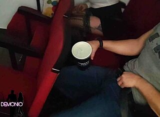 मैंने पॉर्न थिएटर में सबसे बड़े लंड वाले लड़के को चोदा। 🍆