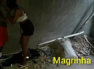Skinny girl enters big dick in abandoned favela house until he cums
