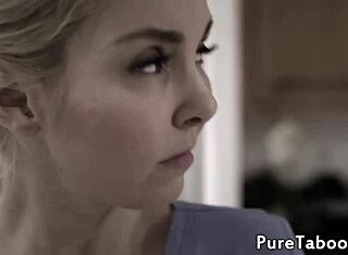 Petite curica 18+ masirana i jebana pozadi od starijeg tipa