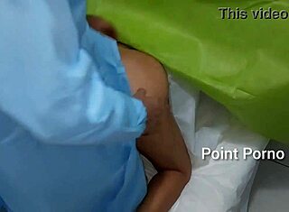 의사가 클리닉에서 환자 질과 항문 검사로 흥분시켜