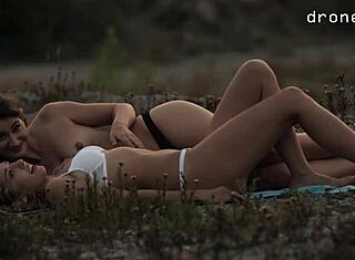 S elkapva gőzös leszbikus szexben a füvön kint