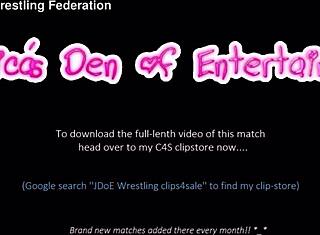 ブラとパンティがワイルド・レスリング・マッチで剥ぎ取られる