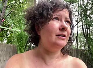 En hurtig wank afbrudt i solbrændt telt af myggestik