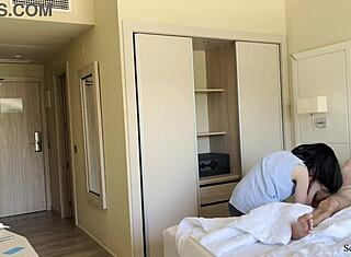 Açıkta Sik Gösterisi Otel Hizmetçisini Açık Havada Sikimi Okşamaya Yönlendirdi