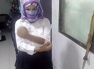 Vraie MILF arabe chaude en tenue d'écolière se masturbe et jouit sous le niqab pendant que le mari est absent