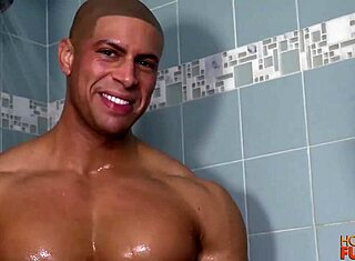 スーパーボディビルダーがルームメートのアジアンガールをワイルド支配