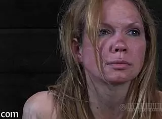 Sesiune sălbatică de biciuire testează supunerea gagicii