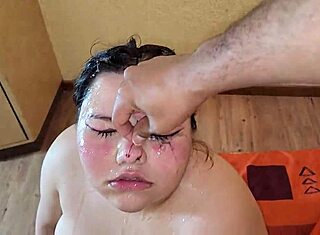 Rakastan kun mies nöyryyttää kasvoni oksentamisen jälkeen