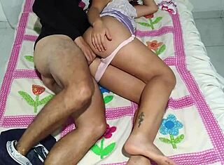 Hej, poglej to seksi MILF v pižami, ki jezdari moj ogromen kurac v domačem videu