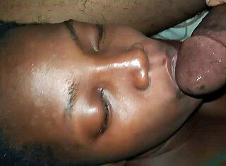 Aksi lidah ebony deepthroat pacar di tempat tidur adik tiri