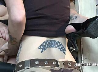 와, 빨간머리 Karlie 혀로 Cadence 엄청 세게 싸게 해! 😍