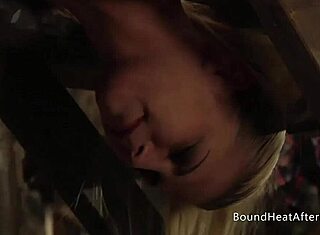 Ohnutá lesbická otrokyňa s veľkým zadkom uspokojuje svoju rožnú madam