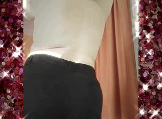 Milf nyder hver nøgen stund med sin store røv mens hun tager på