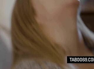 Hej, pozri si ako sa krivá Natasha Nice rozťahuje nohy na drsné šúchanie zozadu.