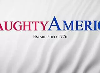 Блондинка милф Лора Бентли язди кура на приятеля на сина с благодарност