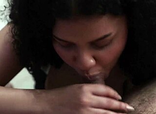 हॉट ब्रूनेट मुझे ह्यूज टिट्स पर कम करवाती है