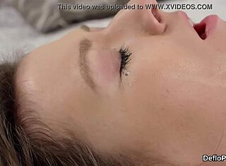 Όμορφη έφηβη 18+ ανοίγει τη ροζ σχισμή και χάνει την παρθενιά