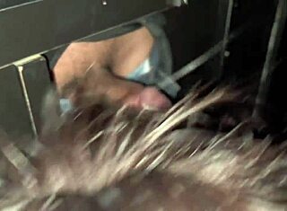 Kjæresten delte meg på glory hole i het swing bar.