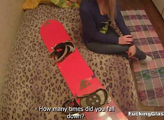 Szemüveges baszás - Snowboard újonc Kira 18+ tini szétbaszva