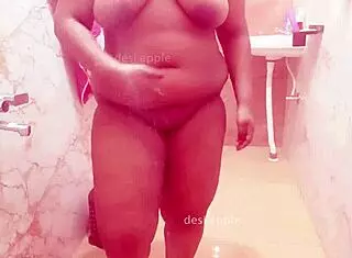 Chubby Bihar Lady Bathes 😊