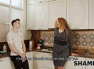 Κοκκινομάλλα MILF με κάλτσες απολαμβάνει doggy στην κουζίνα με μεγάλα στήθια