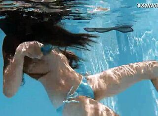 Vroča Lana plava gola v bazenu