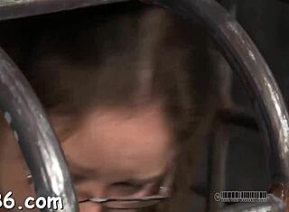 Straffesex smadrer barberet fisse hårdt i BDSM action