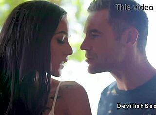 Στο θέρετρο παραλίας, η παντρεμένη γκόμενα παραδίνεται σε ξένους με hardcore στοματικά