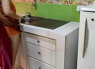 Mi sirvienta me ruega que le quite la toalla en la cocina y la folle duro mientras mi esposa está fuera