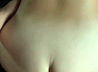 站立毛茸茸肛交，疲惫小妞乞求休息