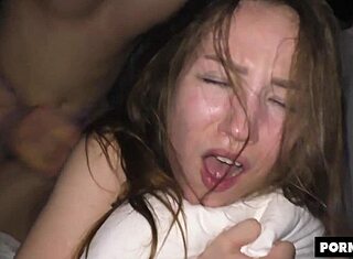 Studencka Dziwka Kate Quinn Krzyczy Gdy Dochodzi Mocno. Zużyta W Akademiku W Pozycji Na Psie.