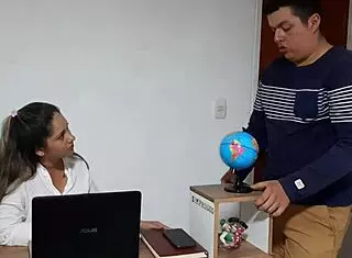 Quiero Que Mi Jefa Me De Un Aumento Chupo Su Rico Coño