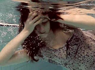 Loris Licicia плува гола под вода в супер гореща сцена