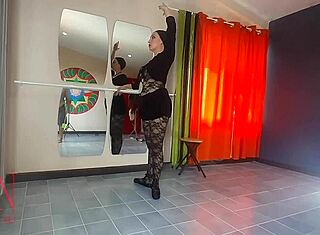 Spank ballerina Regina Noir, straffe dårlig danser med ansigtsfucking og fissepounding af streng lærer