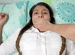 أخ غير شقيق يثقب أخت غير شقيقة بقوة في بيت فارغ