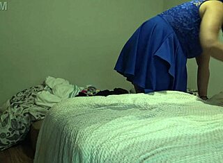 Pakistansk styvmamma fångar sin efterblivna styvson onanera i hemmagjord tabu-scen