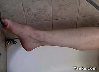 šľahá brunetku milf Sunshine vo vani