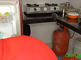 ghar malik kamwali bai ko chodne ke liye kitchen ke neeche chhupa hai