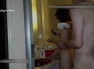 זונות אסיאתיות לא מצונזרות בפעולות פרועות עם כוס שערות