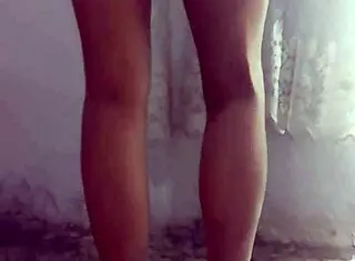 Olgun Türk Kadın Teases Wildly in Homemade Kitchen Scene