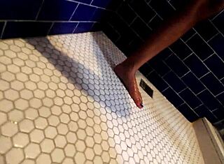 Azijska najstnica Violet Rae jebita doggystyle z velikim črnim kurec