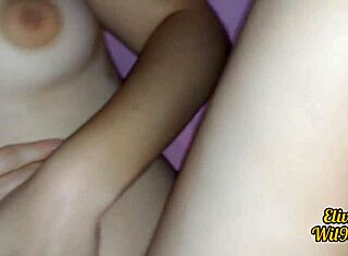 डेसि स्टेपसिस्टर वेट चूत दिखाती है और प्ले के लिए मेरी बेड पर चढ़ती है