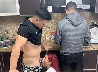 Amiga da noiva apalpa ela no casamento ao lado do marido distraído NTR