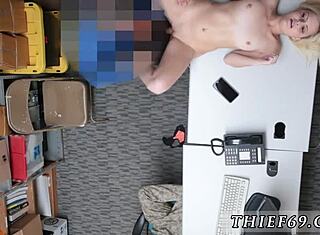 Tenåring får sæd inni mens hun handler